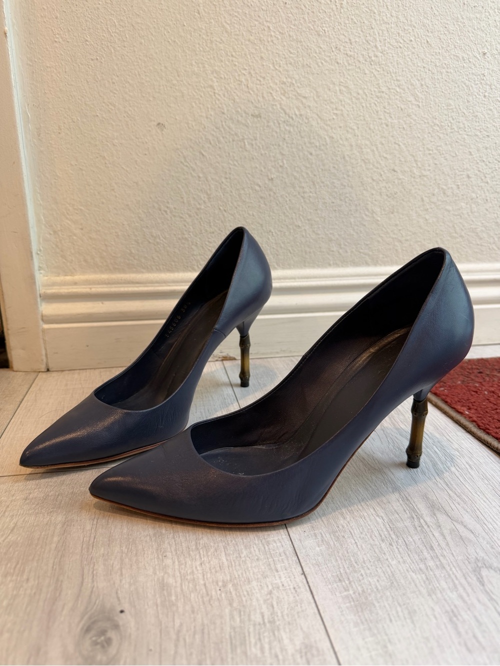 Gucci Navy Pointed Leather Pumps with Sculpted Heel